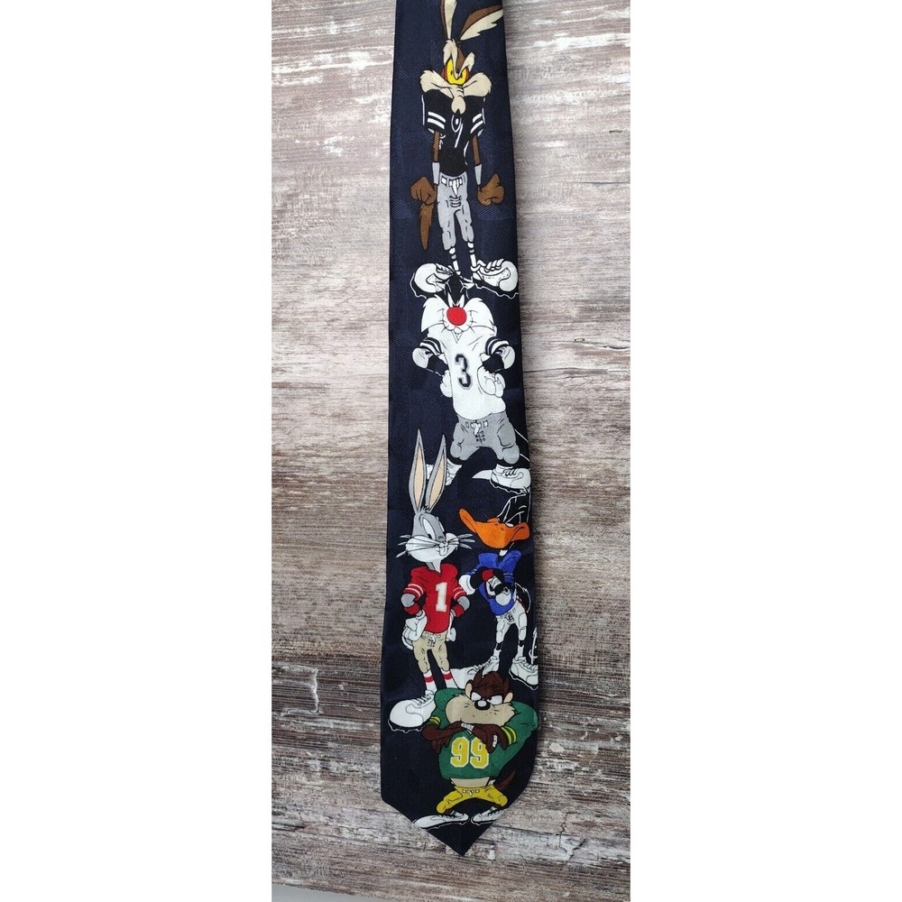 VINTAGE SILK Looney Toons Mania FOOTBALL Neck Tie 1996 TAZ DEVIL WILLIE COYOTE